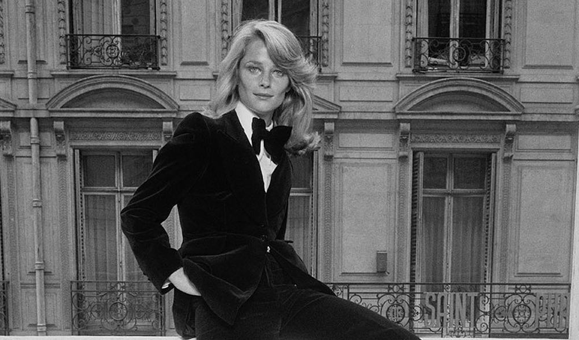 Betty Catroux posando con una de las versiones más icónicas de Le Smoking de Yves Saint Laurent, el traje que redefinió la elegancia femenina desde los años sesenta. Imagen: @salima_chaieb