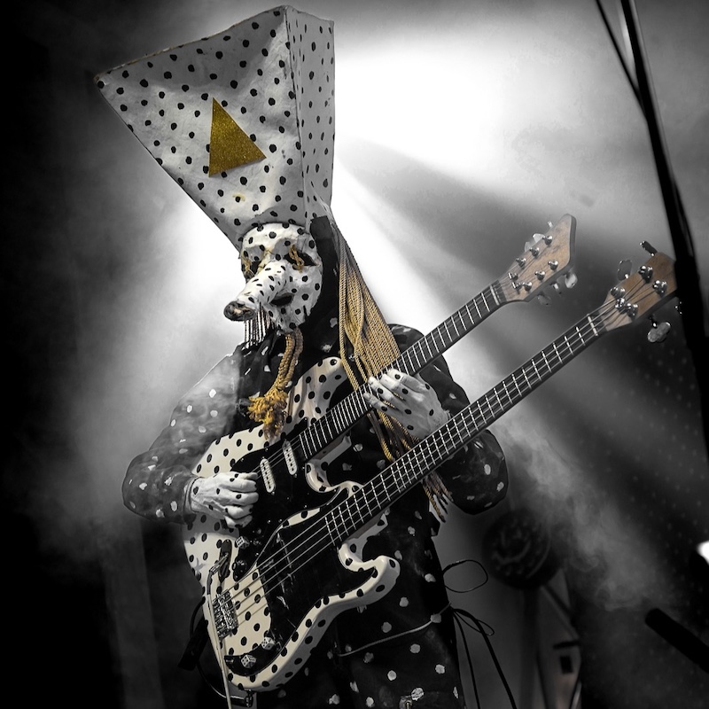 Las guitarras modificadas y las afinaciones imposibles forman parte del sonido experimental que ha llevado a Andine de Poitrine de Quebec a TikTok y YouTube. Imagen: @anginedepoitrine