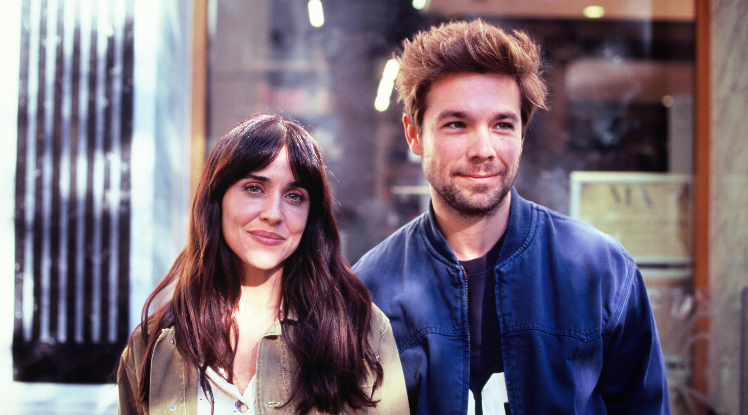 Macarena García y Carlos Cuevas protagonizan «El acercamiento de la mujer cactus y el hombre globo». Imagen: cortesía de Netflix