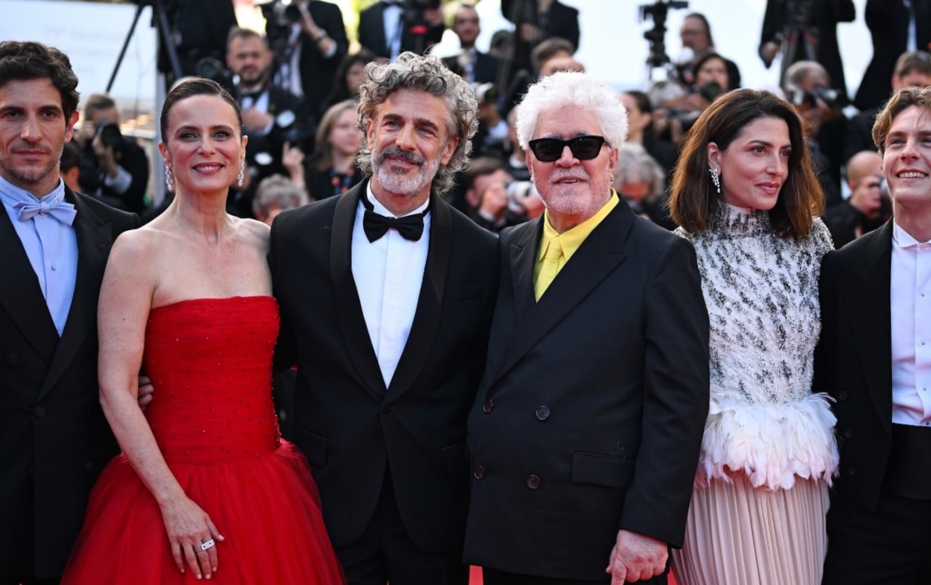Pedro Almodóvar posa junto al equipo de «Amarga Navidad» durante la alfombra roja del Festival de Cannes 2026, una de las películas españolas más esperadas de la competición oficial. Imagen: @festivaldecannes