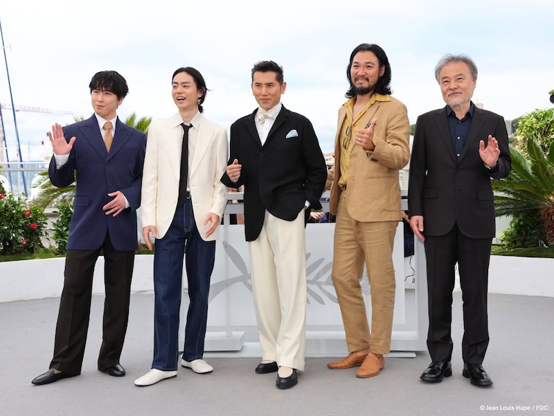 El director japonés Hirokazu Koreeda junto al reparto de «Sheep in the Box» durante su presentación oficial en el Festival de Cannes 2026. Imagen: @festivaldecannes