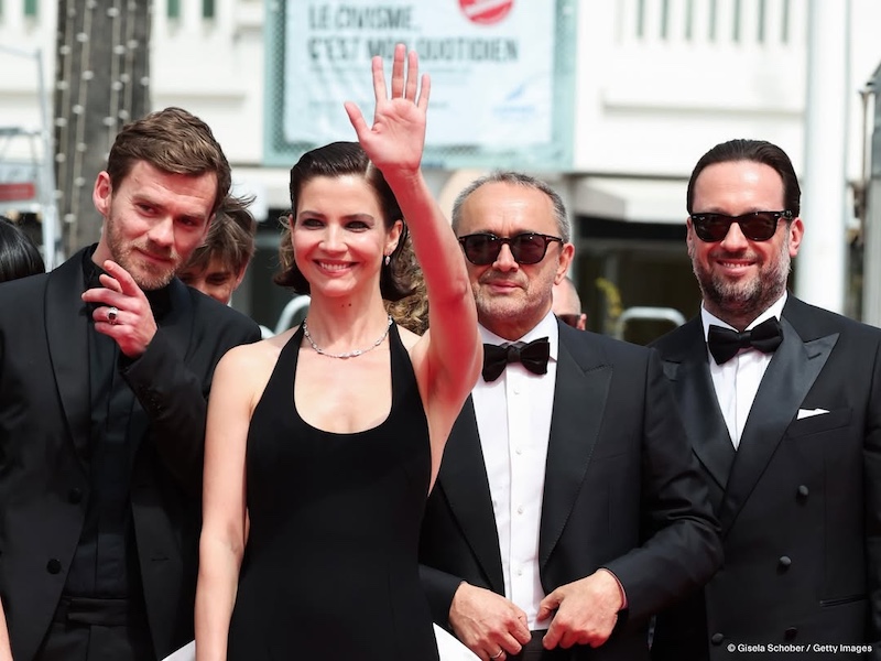 Stella Maxwell y el equipo de «Dalloway» llegan a la alfombra roja del Festival de Cannes 2026 apostando por el minimalismo black tie. Imagen: @festivaldecannes