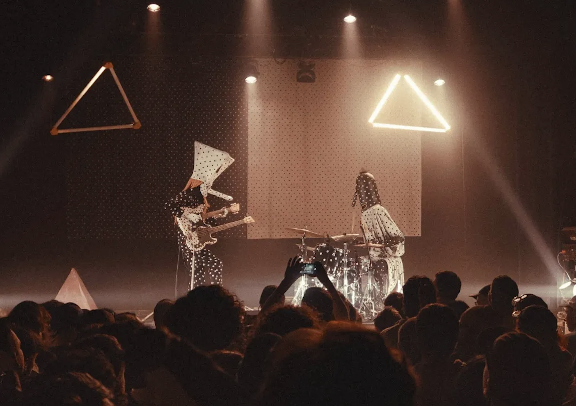 Angine de Poitrine durante uno de sus conciertos surrealistas que ya ha convertido al dúo canadiense en uno de los fenómenos virales más comentados de 2026. Imagen: @anginedepoitrine
