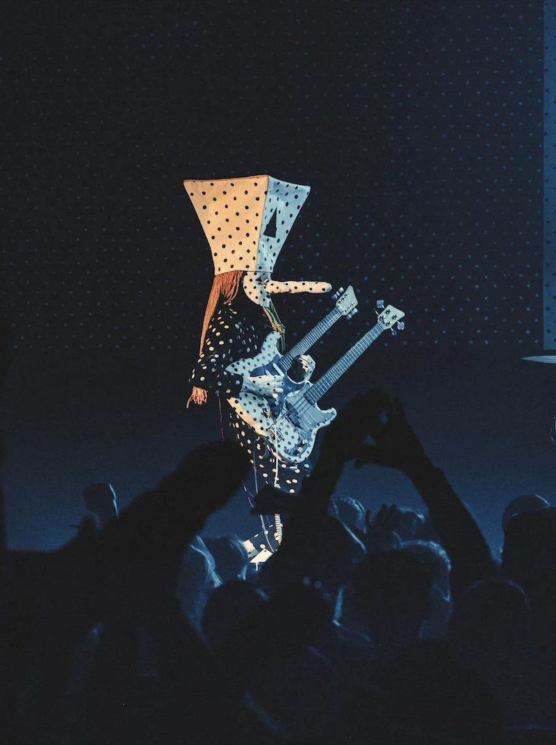 La estética de lunares, máscaras geométricas y guitarras microtonales define el universo visual de Andine de Poitrine. Imagen: @anginedepoitrine