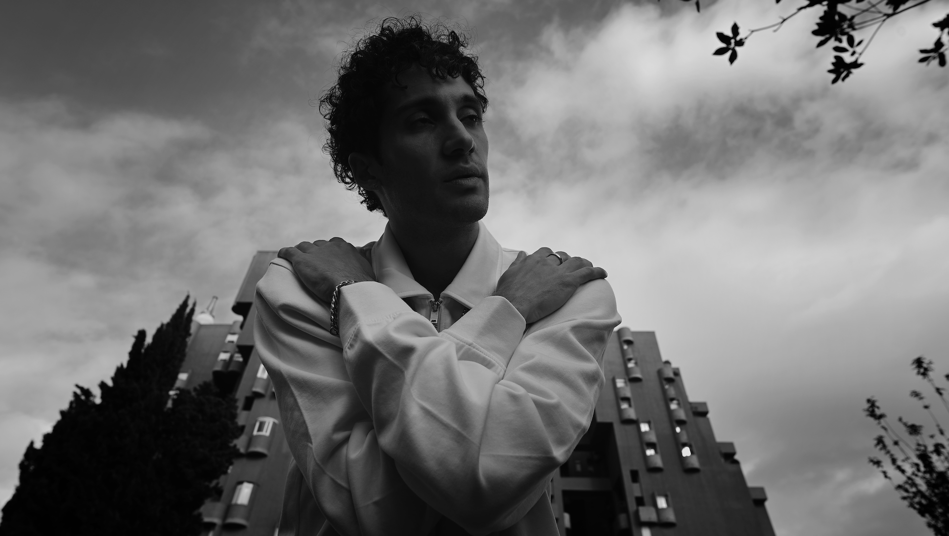 Nico Miseria explora una estética emocional y urbana en esta nueva etapa artística tras el lanzamiento de «El corazón manda». Imagen: cortesía de ONErpm Studios
