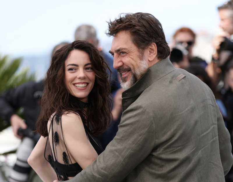 Victoria Luengo y Javier Bardem posan durante el Festival de Cannes 2026 en la presentación de «El ser querido», la nueva película de Rodrigo Sorogoyen que compite por la Palma de Oro. Imagen: @festivaldecannes
