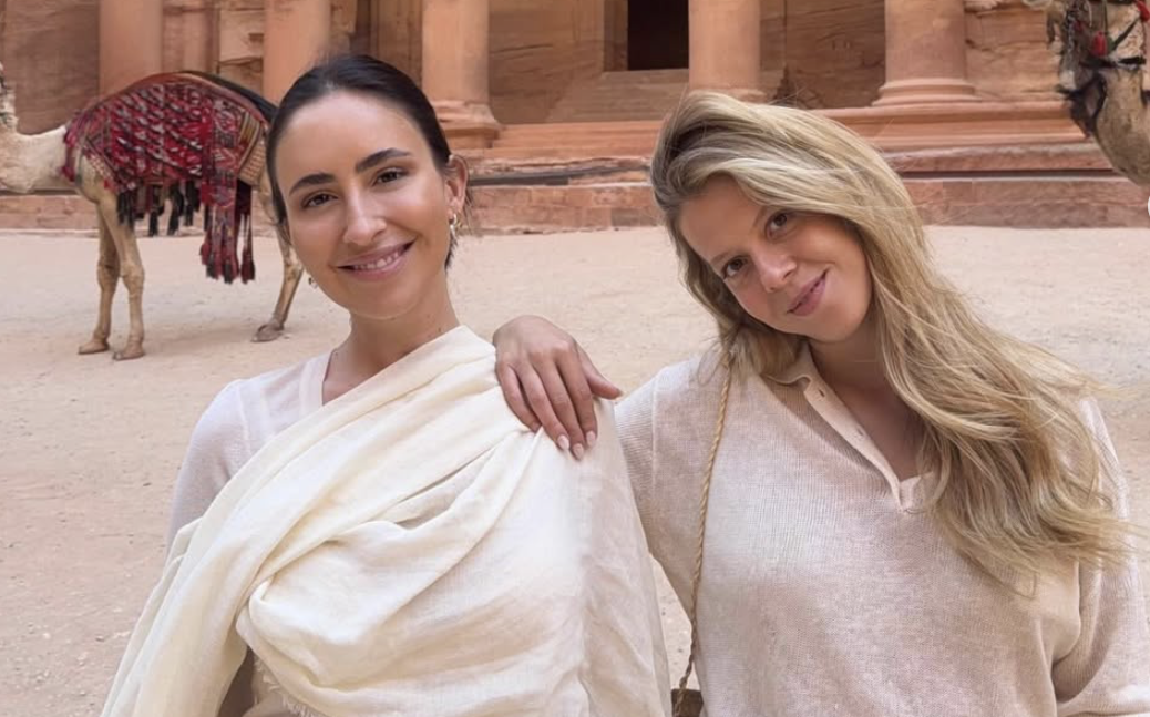 Sofia Hamela y Carlota Marañón en Jordania durante su viaje por las siete maravillas del mundo. Imagen: @sofiahamela