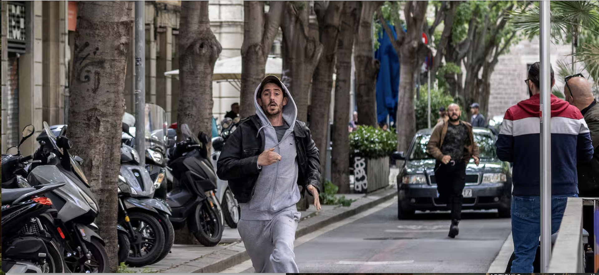 Escena de persecución en «Ravalear», el thriller urbano de HBO Max ambientado en las calles del Raval barcelonés. Imagen: HBO Max
