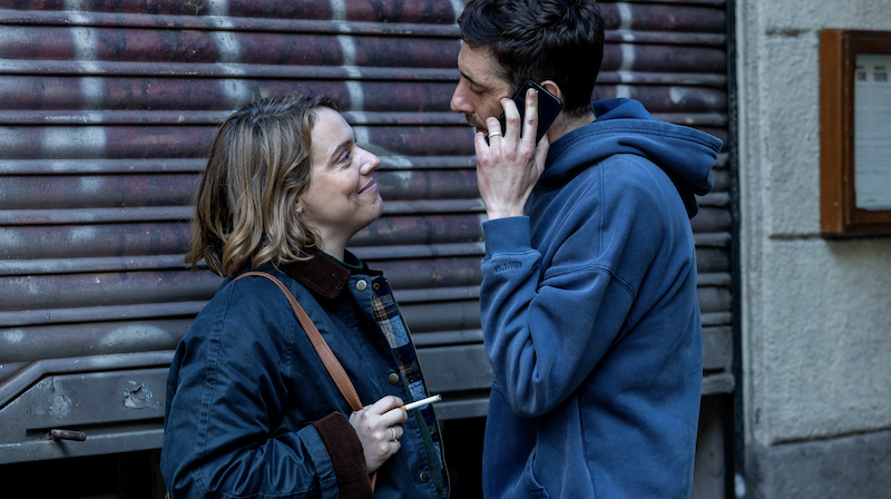 Maria Rodríguez Soto y Enric Auquer en una escena de «Ravalear», la serie de HBO Max creada por Pol Rodríguez e Isaki Lacuesta