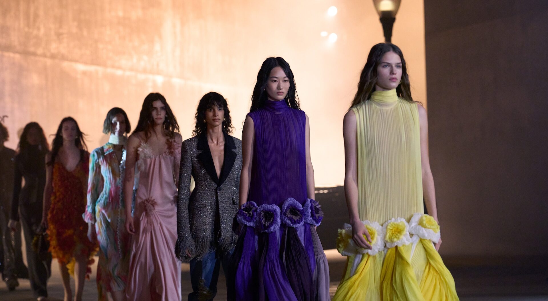 El final del desfile Dior Crucero 2027 reúne las siluetas más cinematográficas de la colección bajo una atmósfera inspirada en Hollywood. Imagen: ©Maddy Rotman