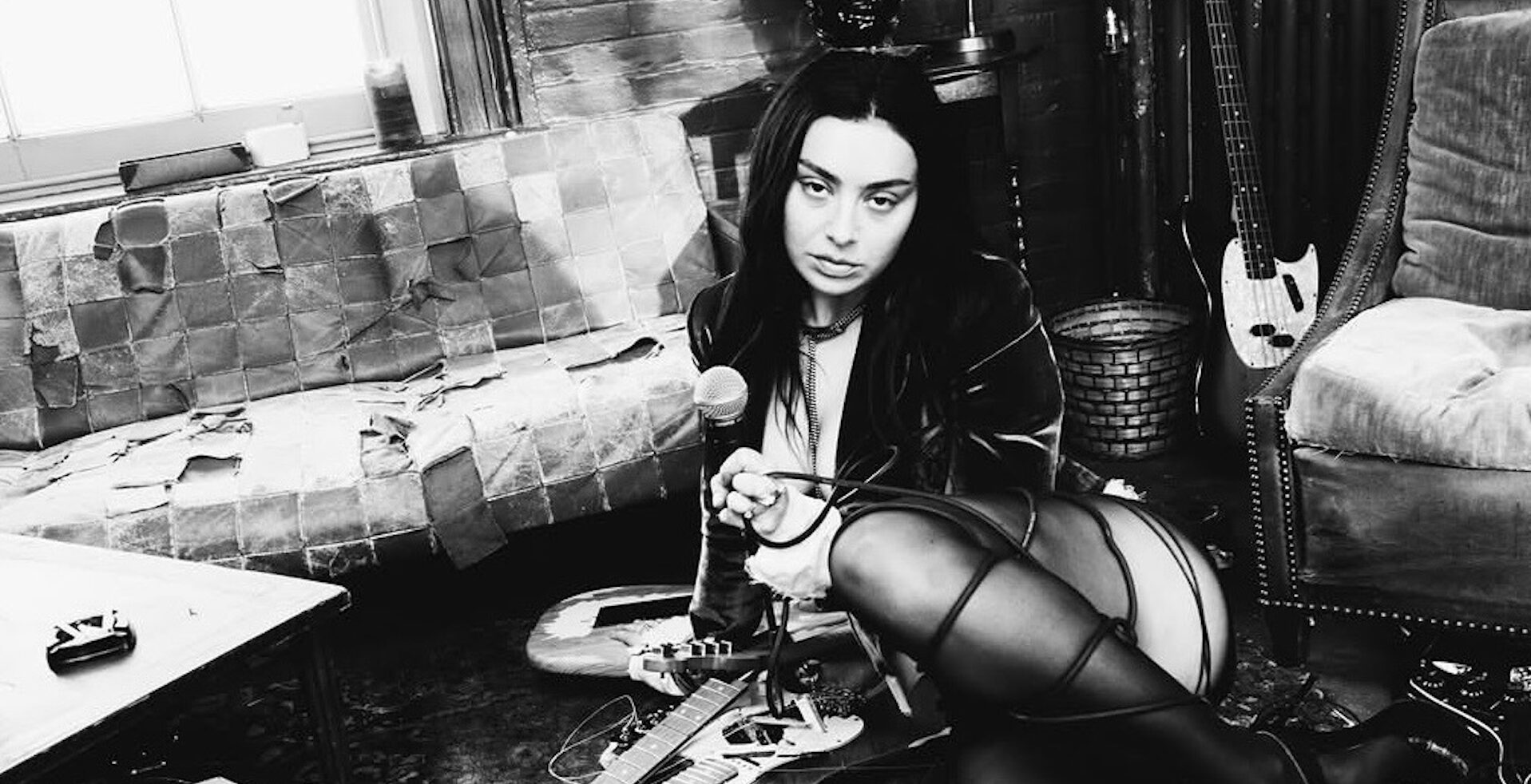 Charli XCX posa con micrófono y guitarras durante la estética punk-glam de «Rock Music», el primer adelanto de su nuevo álbum. Imagen: @charli_xcx