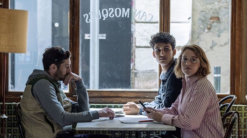 Fotograma coral de «Ravalear», la ficción de HBO Max que retrata la vida vecinal y los conflictos urbanos en Barcelona