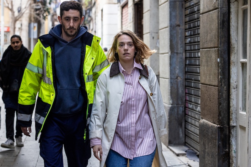 Escena de «Ravalear» protagonizada por Maria Rodríguez Soto y Enric Auquer en el centro de Barcelona