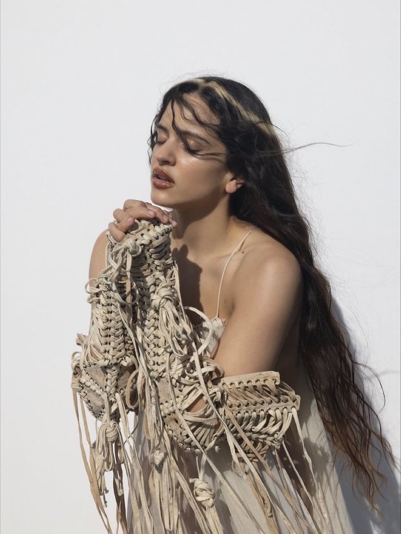 Rosalía en una de las imágenes más reconocibles de su universo visual reciente, construido junto a Chloe y Chenelle Delgadillo entre moda experimental y dramatismo contemporáneo. Imagen: @chlowandchenelle
