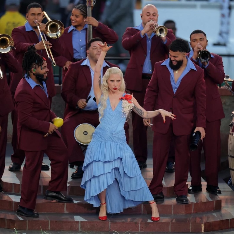 Lady Gaga sorprendió durante su aparición en el espectáculo de medio tiempo de la Super Bowl con un vestido azul firmado por Luar y estilizado por Chloe y Chenelle Delgadillo. Imagen: @chlowandchenelle