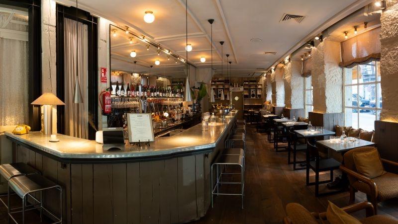 SARDÖ reinterpreta el bar madrileño con una estética cuidada, cocina actual y una barra pensada para quedarse
