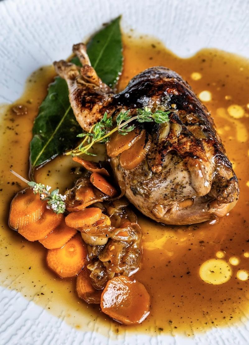 Codorniz escabechada y brasa. Taberna Laredo convierte el producto y la barra en una experiencia castiza, actual y siempre apetecible