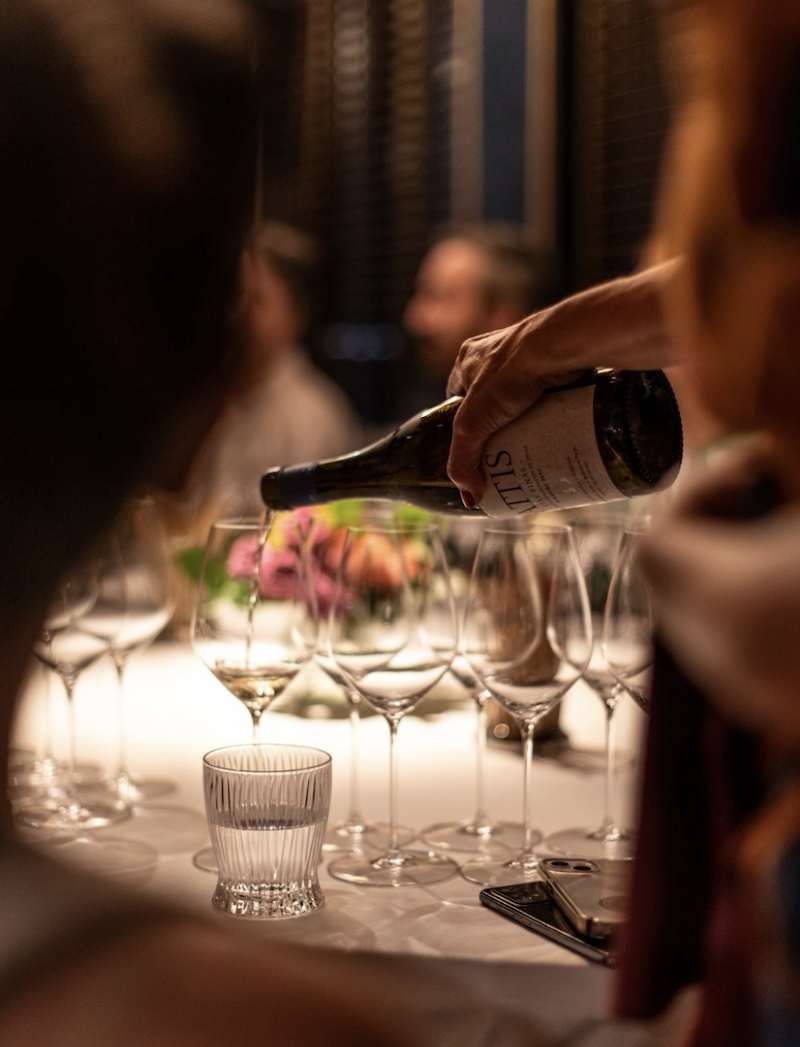 Imagen de botella de vino de The Library