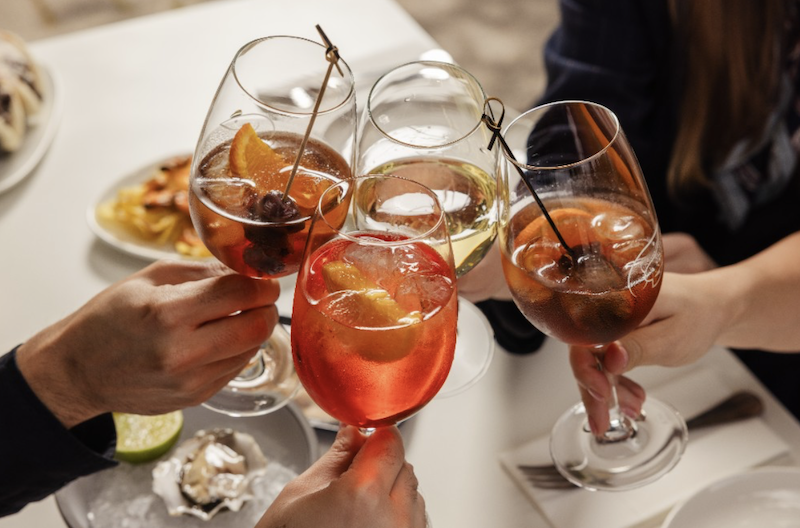Imagen de un brindis en La Lonja del Mar