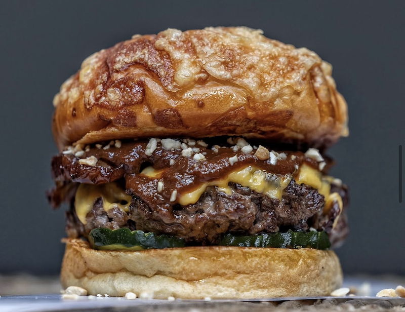 Hamburguesa «THREEPEAT» de Hundred, perfecta para los amantes del queso 