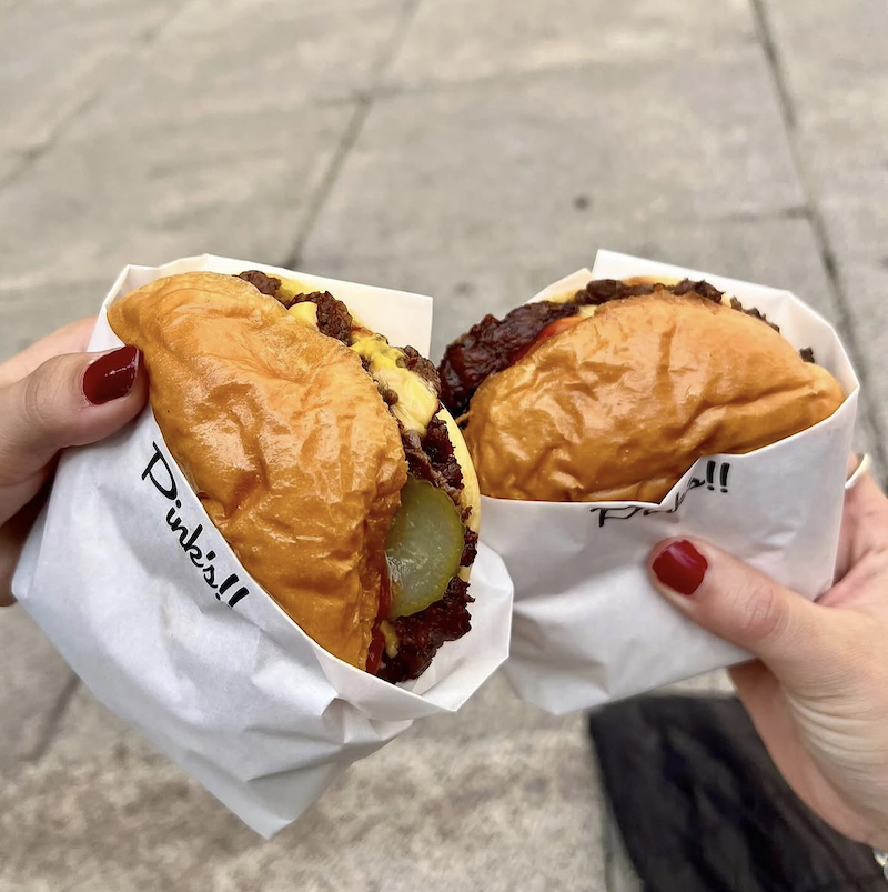 Imagen de dos hamburguesas de Pink's!! en formato «to go». Imagen: @holapinks