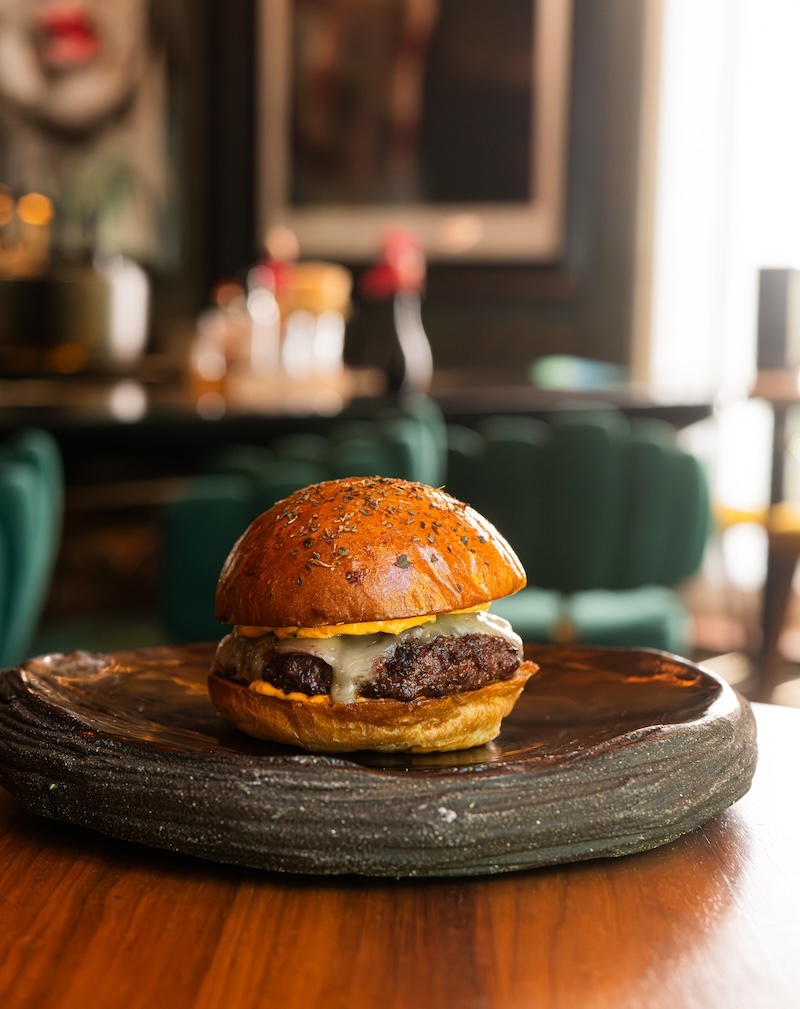 Burger de Wagyu de ABYA, una de nuestras opciones favoritas para celebrar el día internacional de la hamburguesa