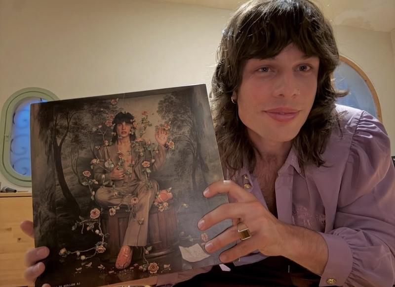 Leo Rizzi junto al vinilo de «La belleza de las flores». Imagen: @leorizzi