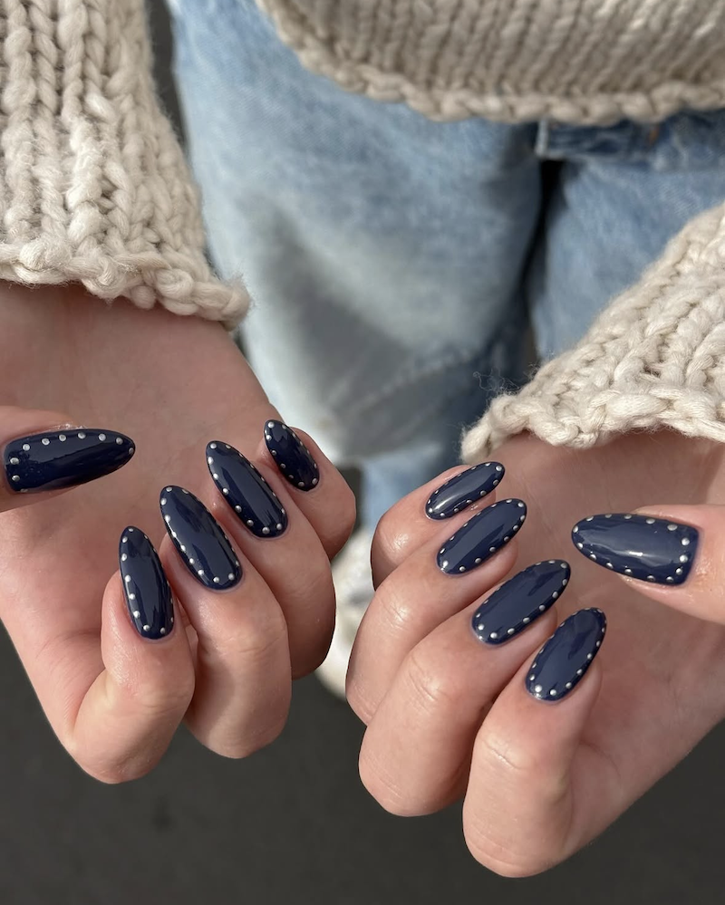 Uñas en color denim con dibujos de tachuelas. Imagen: @nailsby_hal