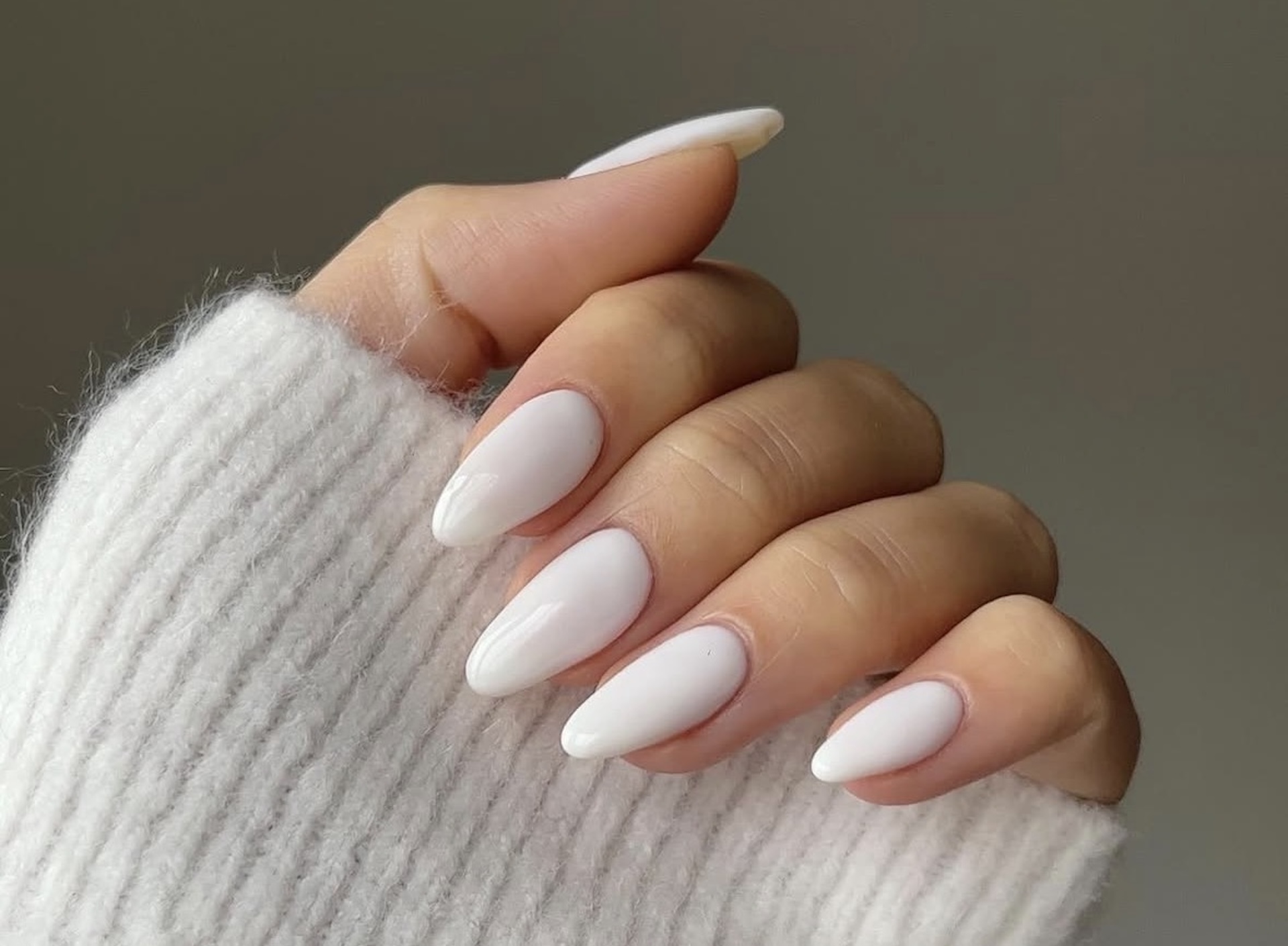 Las uñas blancas son la mejor forma de hacerte la manicura este verano. Imagen: @nailsbyalsn