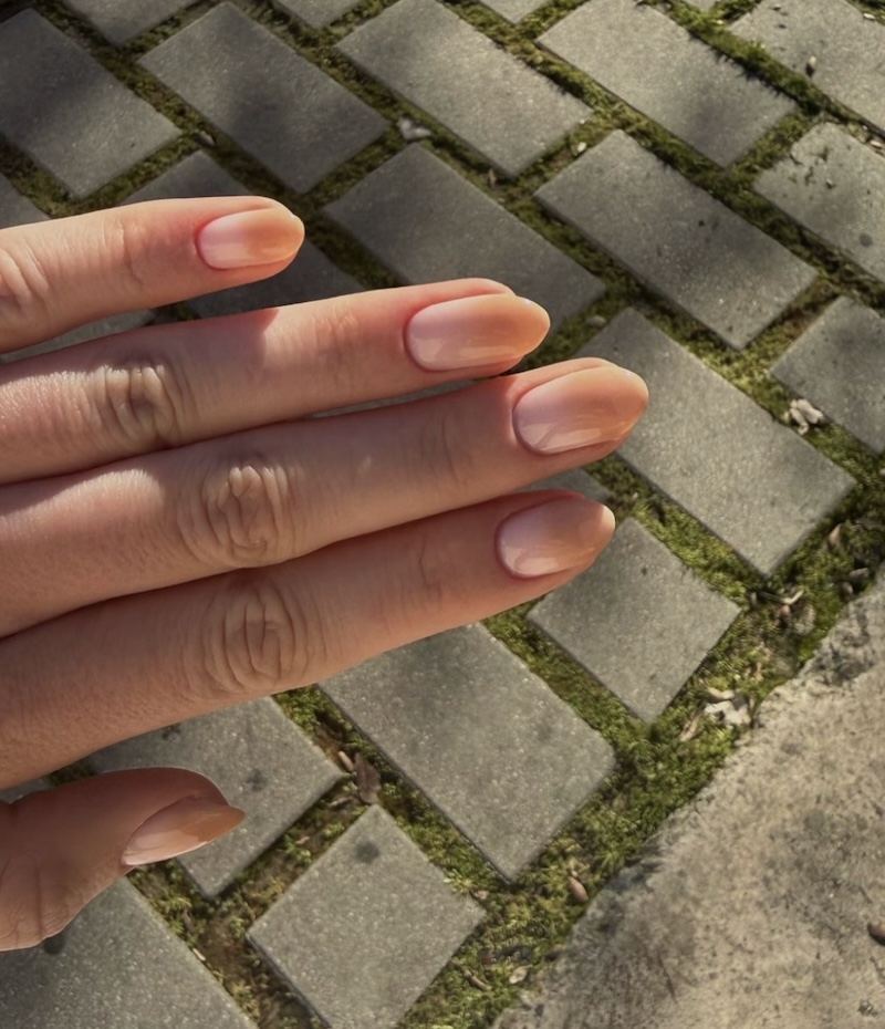 Manicura francesa degradada en tonos melocotón. Imagen: @inmitart