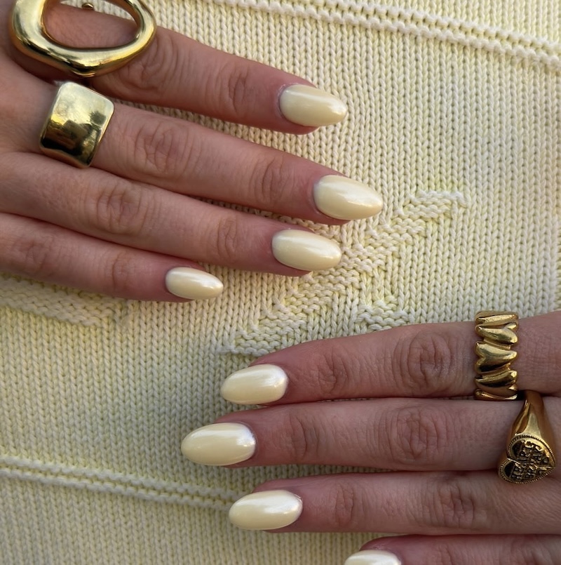 Uñas en color amarillo mantequilla con acabado cromado. Imagen: @hellonails.es