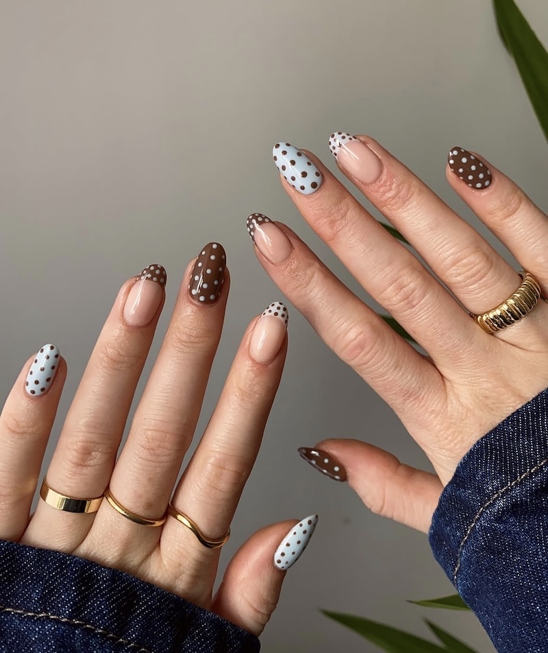 Uñas con diseño de «polka dots», perfectas para esta primavera. Imagen: @alice_turnbull