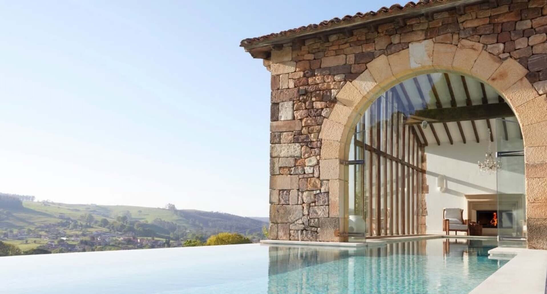 Piscina infinita del Palacio Helguera Boutique Antique, el hotel de lujo en Cantabria perfecto para una escapada wellness antes del verano