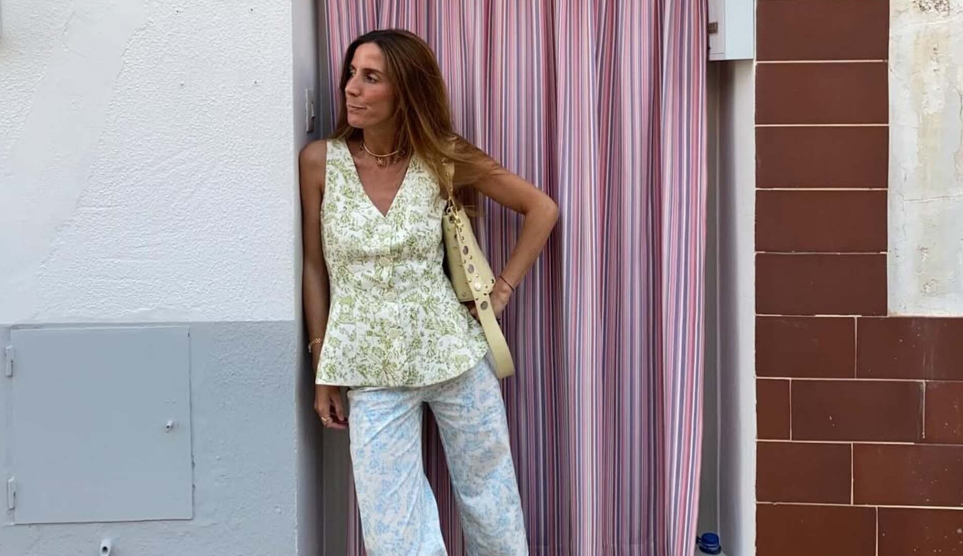 La creadora de contenido Elisa Serrano apuesta por un look relajado y romántico en Villa Alegría, la verbena organizada por Nurrk en Urrea de Gaén. Imagen: @elisaserranot