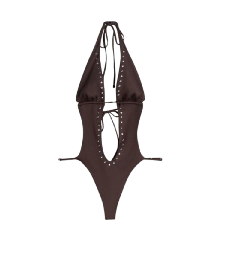 Trikini marrón de Bershka con detalles metálicos, una de las piezas más sensuales del verano.