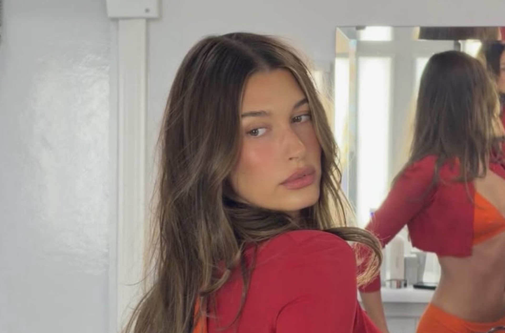 Hailey Bieber confirma que el bronzer líquido y el maquillaje glow serán la gran tendencia beauty del verano. Imagen: IG @haileybieber