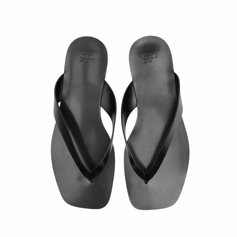 Chanclas negras de piel de Parfois: el básico cómodo y elegante que arrasará este verano.
