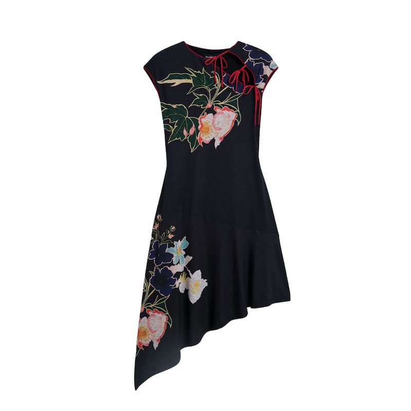 Vestido asimétrico de Desigual con inspiración asiática ideal para combinar con chanclas de tacón.