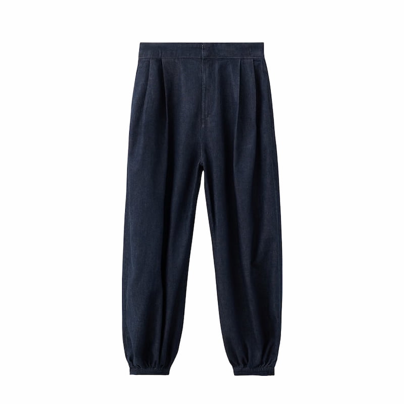 Pantalones bombachos vaqueros de Mango, la tendencia cómoda que mejor combina con chanclas urbanas.