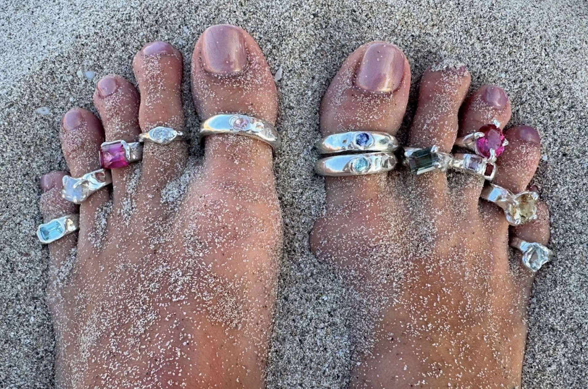 El «toe ring» es la tendencia estrella en joyería de este verano. Imagen: @simuero_