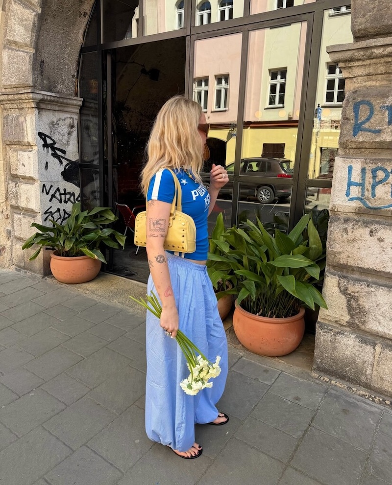 Look con camiseta azul de Puerto Rico. Imagen: cortesía de Bershka