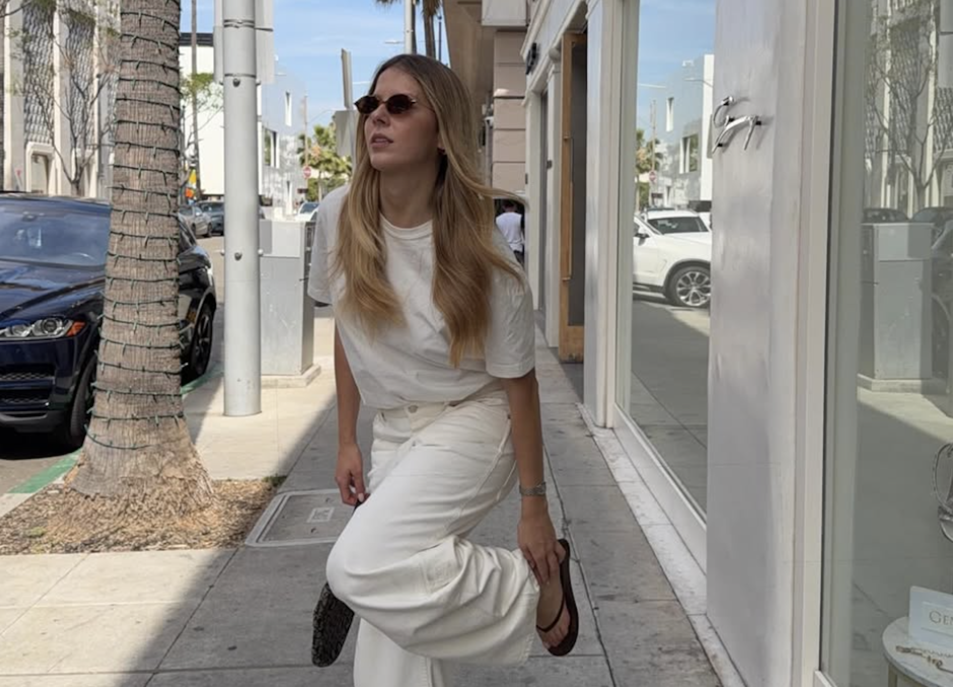 Cómo combinar las chanclas tendencia del verano 2026 en looks urbanos y sofisticados al estilo. Imagen: @sofiahamela