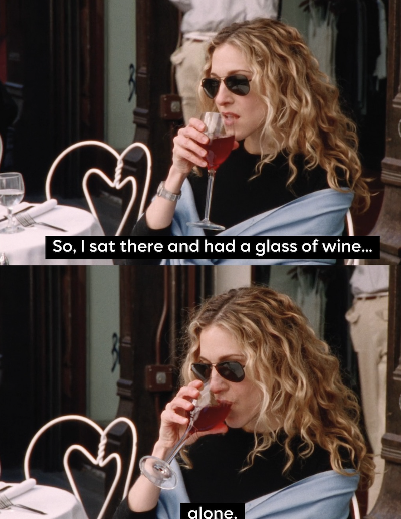 Carrie Bradshaw disfrutando de una copa de vino en una de las escenas más icónicas de «Sexo en Nueva York». Imagen: @justlikethatmax