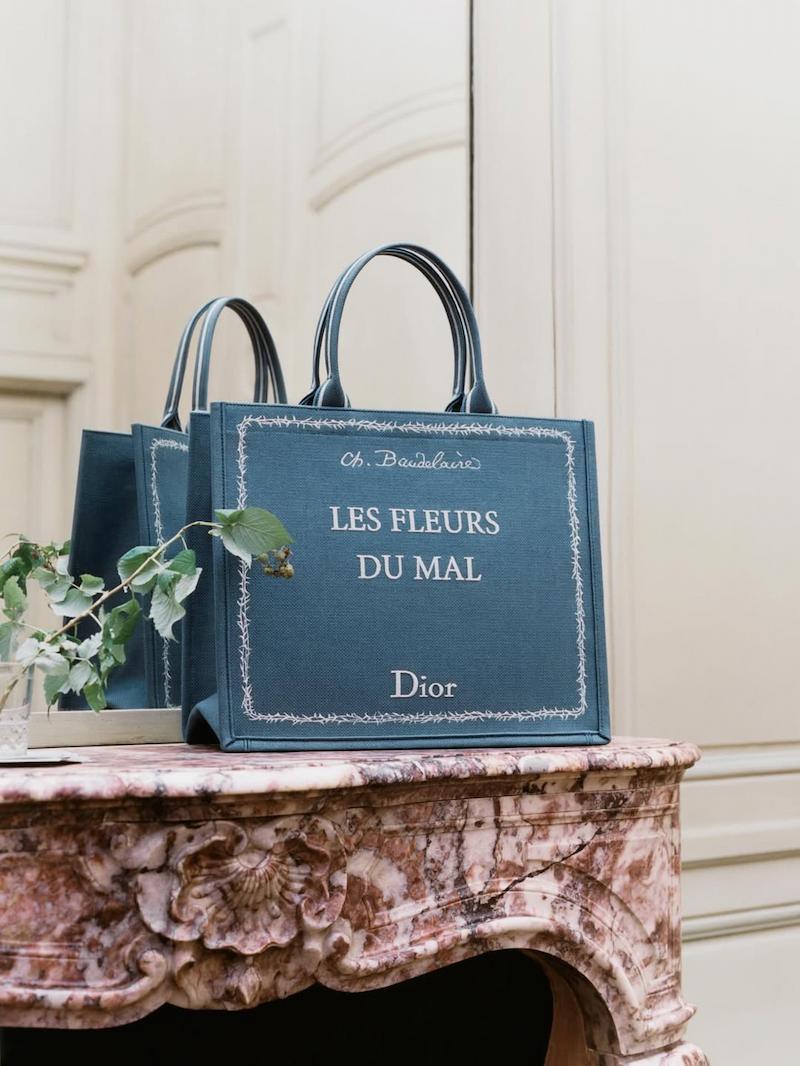 Dior Book Tote con la portada de «Las amistades peligrosas» de Pierre Choderlos de Laclos.