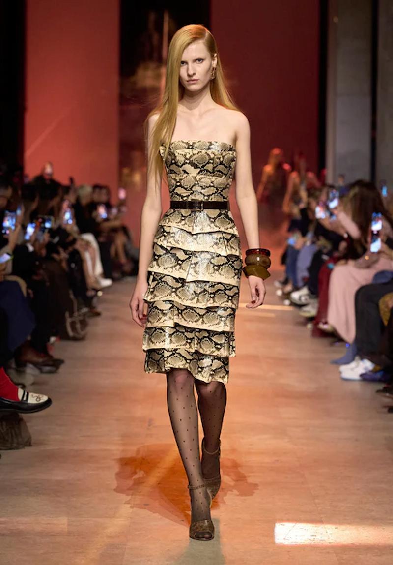 Accesorios de madera presentados por Elie Saab SS26 Ready-to-Wear.