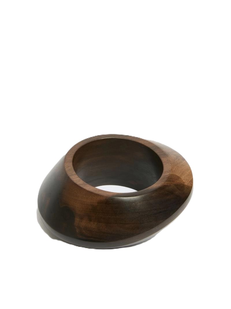 Pulsera rígida de madera de Max Mara.