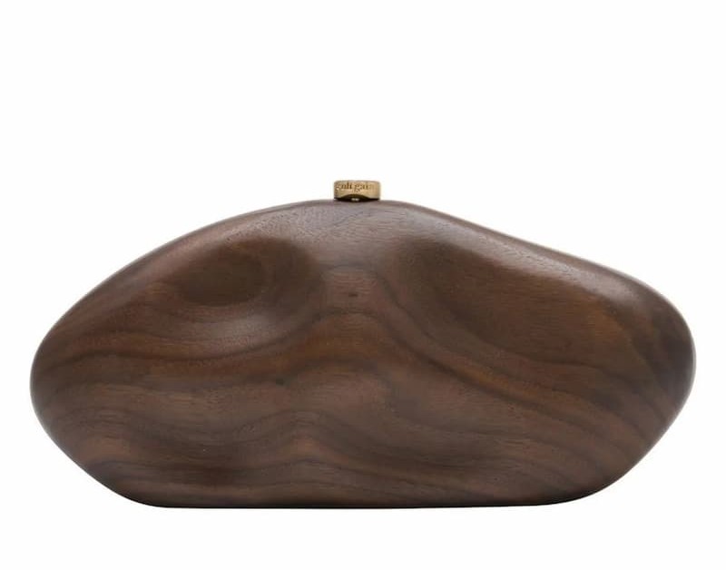 Bolso de madera de Cult Gaia. 