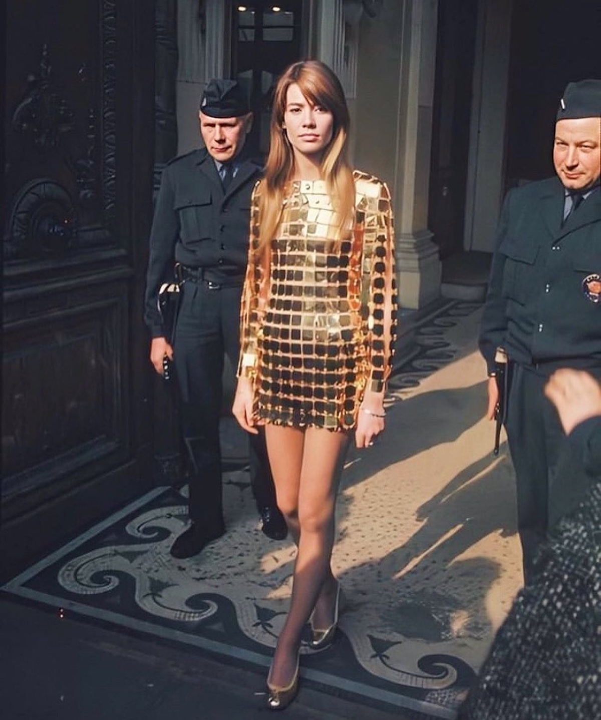 Françoise Hardy convirtió los vestidos metálicos de Paco Rabanne en uno de los grandes iconos de la moda del siglo XX. Imagen: @70sarchives