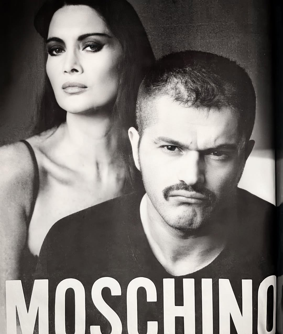 Franco Moschino junto a la modelo española Violetta Sánchez, una de las figuras más vinculadas al universo creativo del diseñador italiano durante los años ochenta y noventa. Imagen: @_rkfashionlookingglass