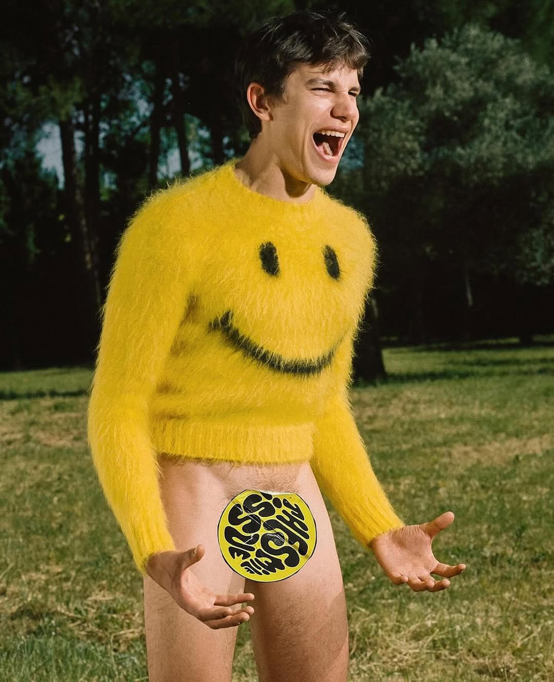 Uno de los diseños más comentados de la etapa de Adrian Appiolaza para Moschino, donde el icónico smiley se reinterpreta desde una estética irreverente y contemporánea. Imagen: @adrianappiolaza